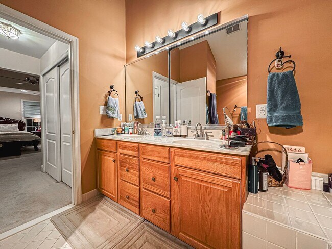 Building Photo - Lavish 4 Bed 3.5 Bath Home With Sunroom & Large Recreation Room In Desired South Riding