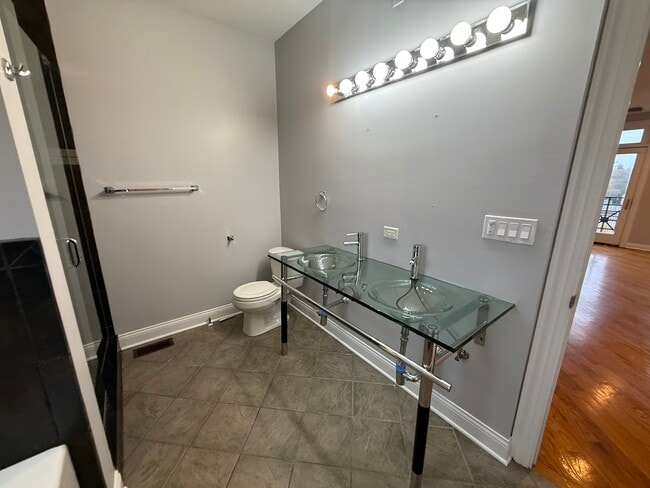 Building Photo - 7006 W Medill Ave