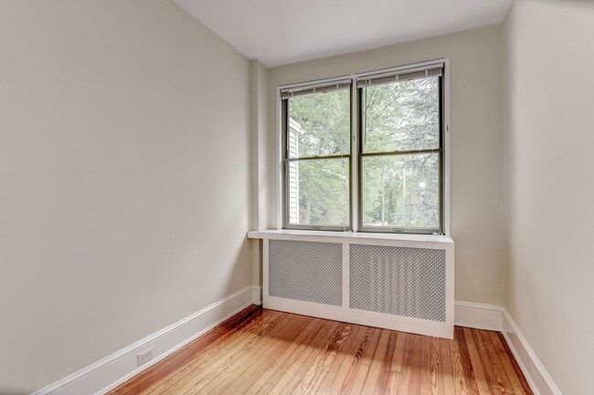 Building Photo - Charming 6-Bedroom Georgetown Rowhouse wit...