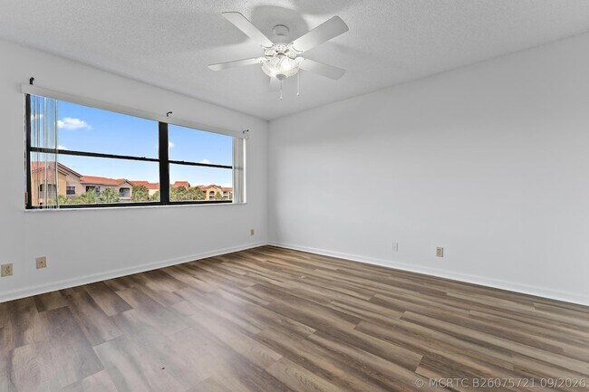 Building Photo - 700 Uno Lago Dr