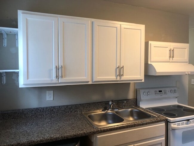 Building Photo - 2 Bedroom 1 Bath Home - Recently updated a...
