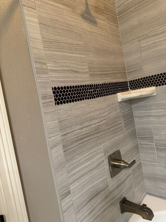 Building Photo - Gated community with community POOL!!!!