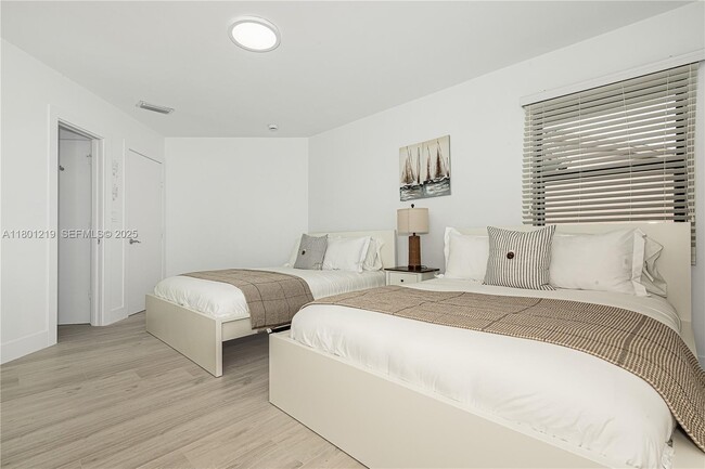 Building Photo - 216 SE 9th St