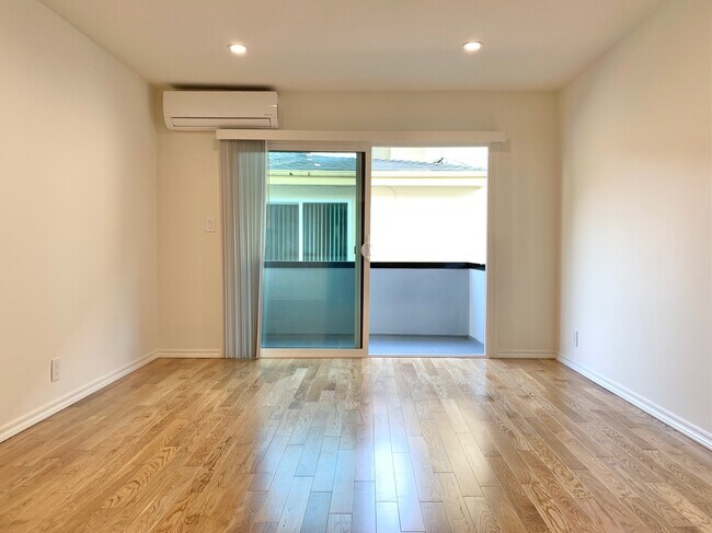 Building Photo - 1425 N Harper Ave