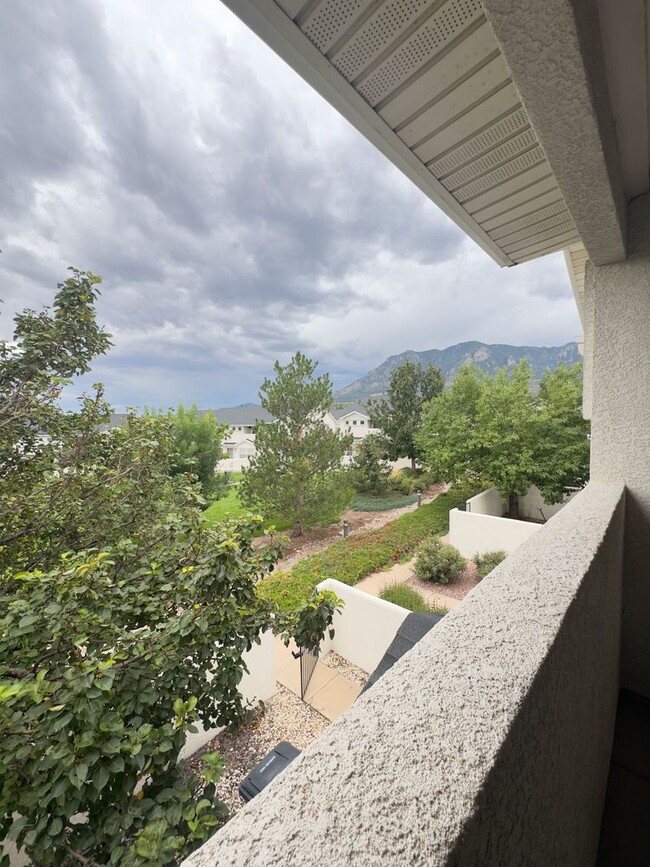 Building Photo - 3 bedroom 2.5 bath townhome with beautiful...