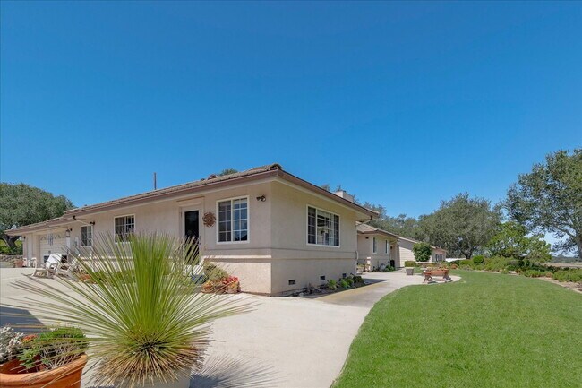 Building Photo - Private Gated Mini-Ranch • 7+ Acres • Luxury Country Living • Indoor Pool • Horses Welcome