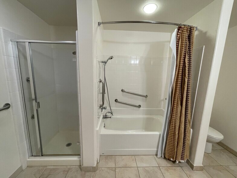 Building Photo - 423 7th St