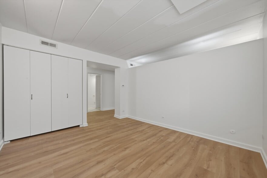 Building Photo - 4537 N Greenview Ave