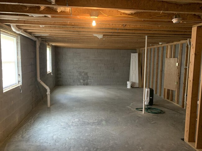 Building Photo - 172 Beth Ln