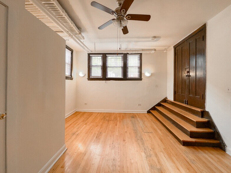 Building Photo - 821 W Waveland Ave