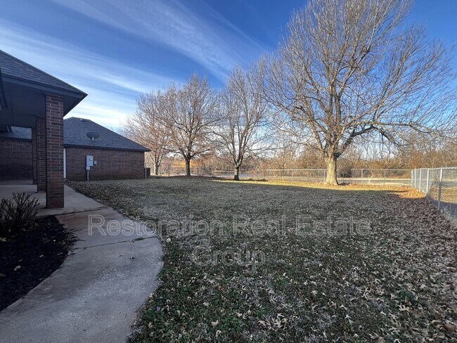 Building Photo - 113 S Mustang Rd