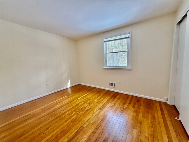 Building Photo - 27 Ledgewood Rd