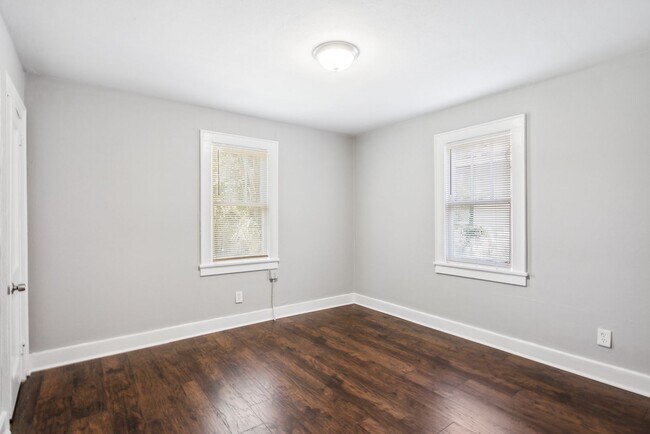 Building Photo - Large 2 Bedroom/1 Bath Downtown Home Near Forsyth Park