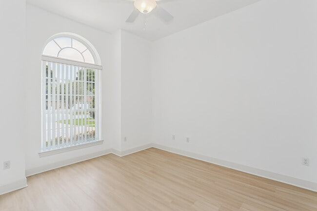 Building Photo - 5930 Hermitage Dr