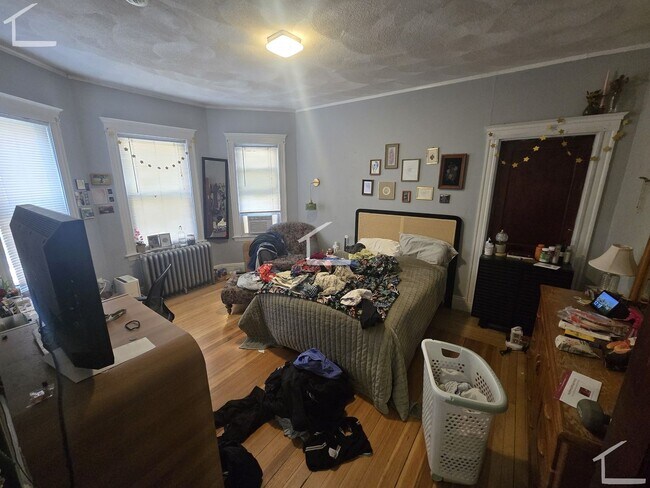 Building Photo - Spacious 3 bed in Brighton...