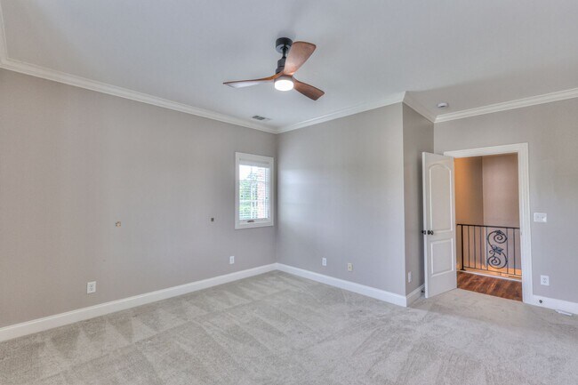Building Photo - Stunning Executive Townhome in the Heart o...