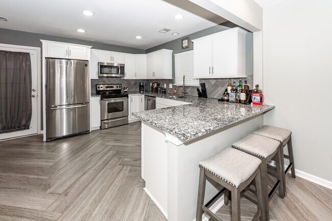 Building Photo - 7988 Shadow Oak Dr