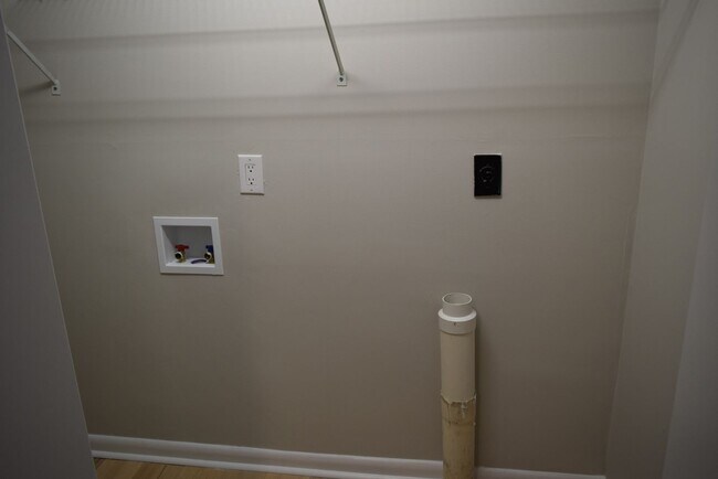 Building Photo - 668 Bartons Landing Pl