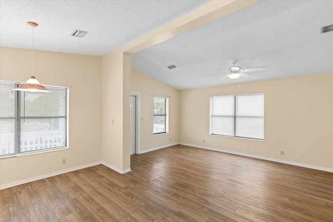 Building Photo - 3 Bedroom 2 Bathroom Unfurnished House for...