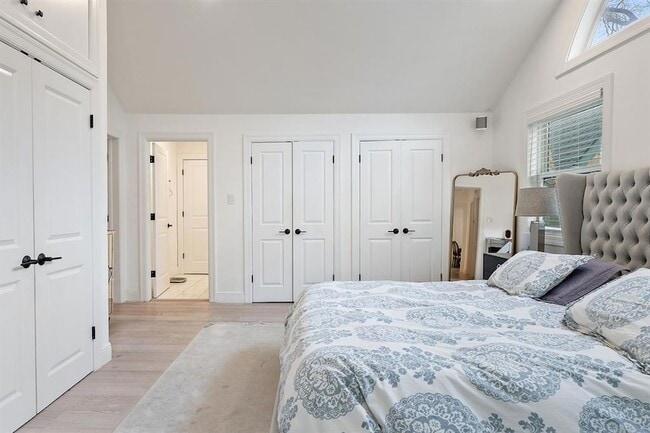 Building Photo - 1703 Meadowbrook Dr