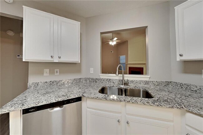 Building Photo - 1517 Galewood Cir NE