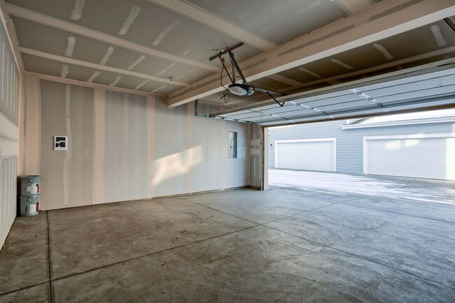 Building Photo - Beautiful Townhome For Lease