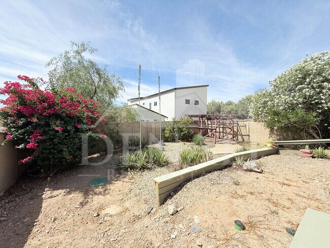 Building Photo - 1221 E Cholla St