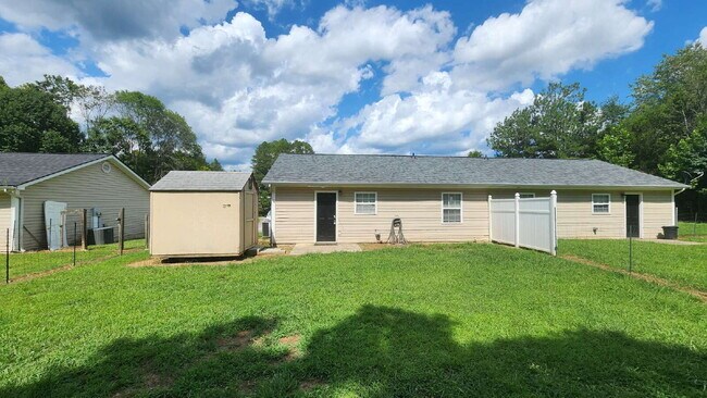 Building Photo - Refreshed 2BR/1BA duplex apartment for rent!