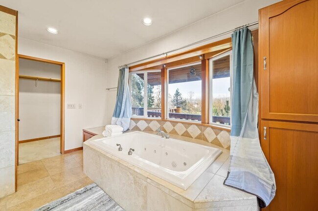 Building Photo - 7755 Cully Ln