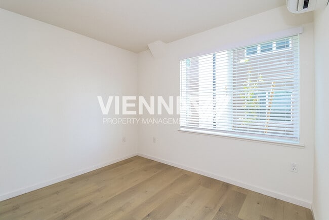 Building Photo - 7994 Quiet Knolls Dr