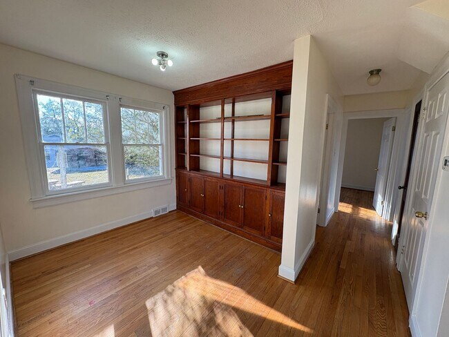 Building Photo - Beautiful house near Univeristy of Lynchburg! Four bedrooms, two bath!