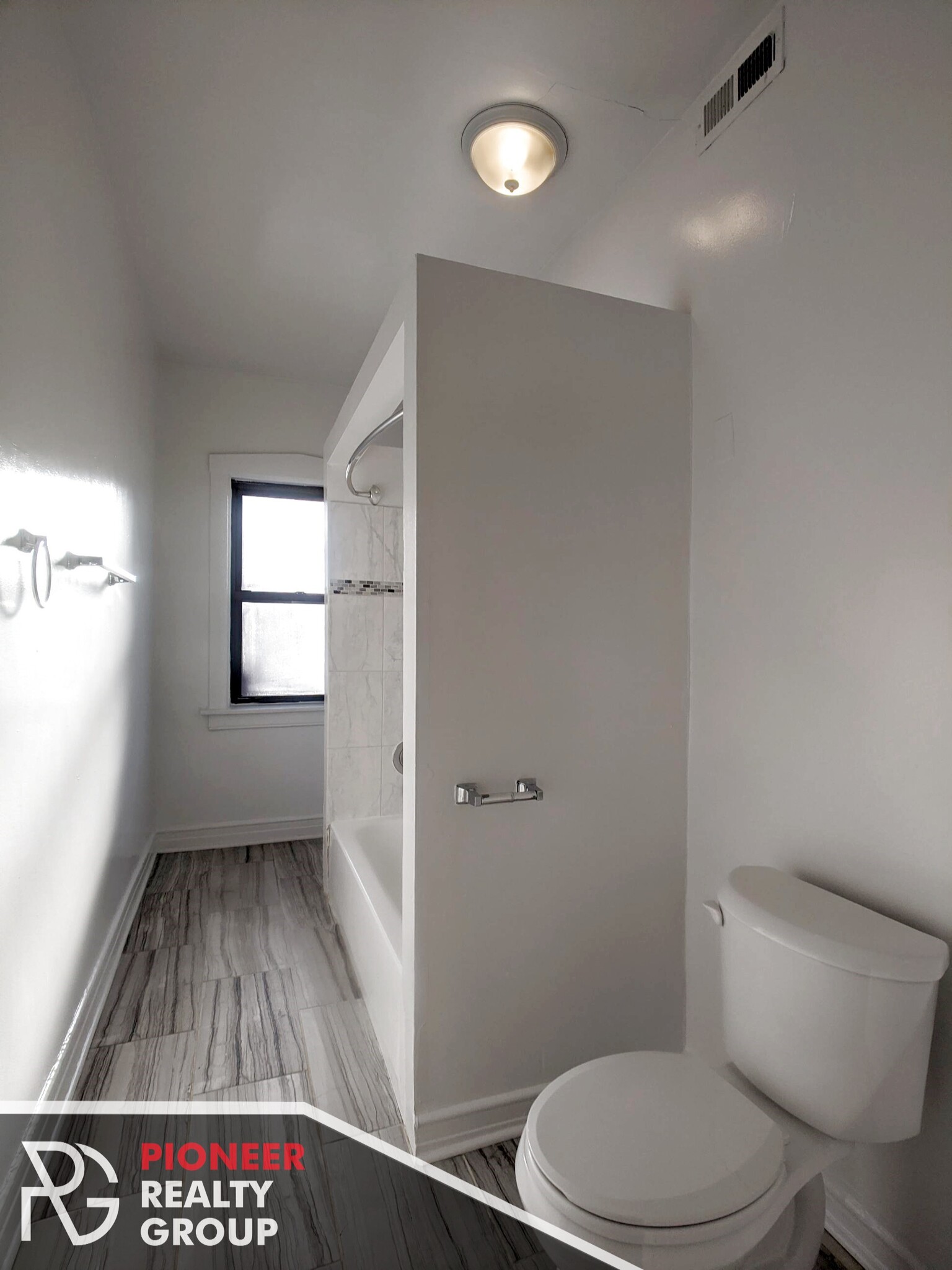 Building Photo - 822 W Waveland Ave