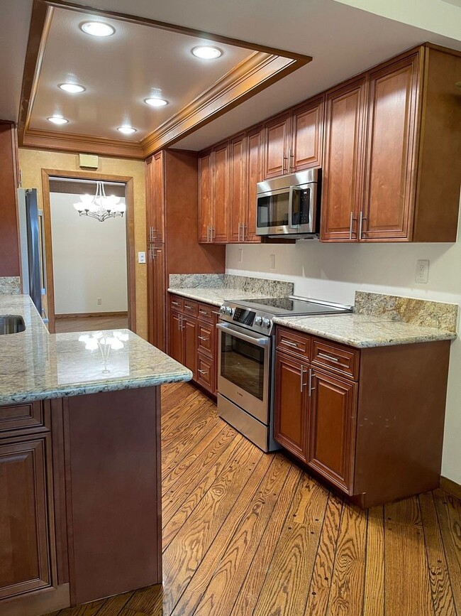 Building Photo - Close To Stanford University  3BR/2+1BA - Menlo Park