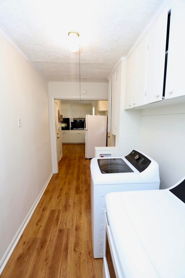 Building Photo - 1912 Dominion Dr