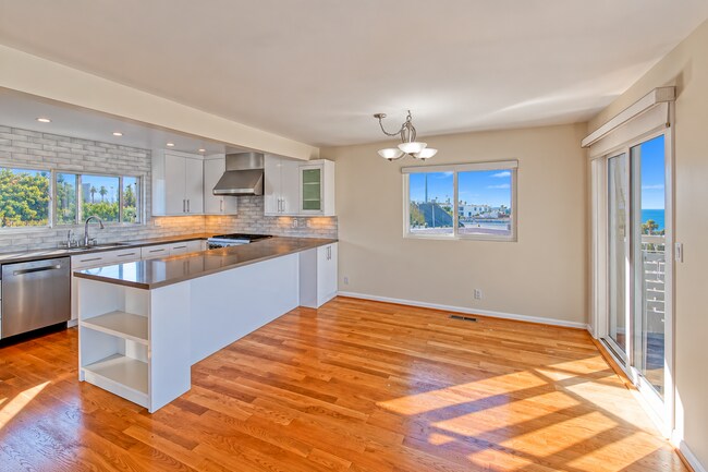 Building Photo - 4021 Crest Dr