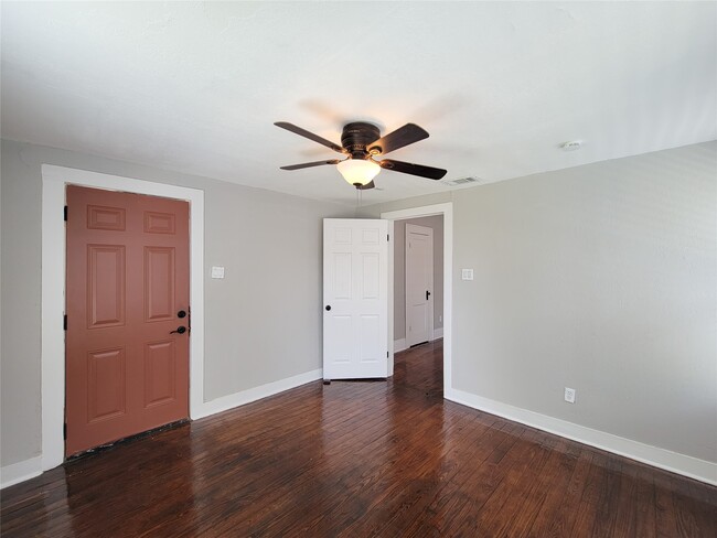 Building Photo - 802 E 39th St