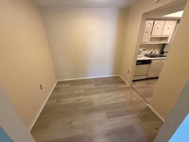 Building Photo - 1 Bedroom/1 Bathroom 2nd Floor Condo at Sandlewood Villas AVAILABLE MAY 1st!