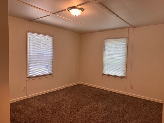 Building Photo - 2 BED, 1 BATH HOME LOCATED IN GREENSBORO