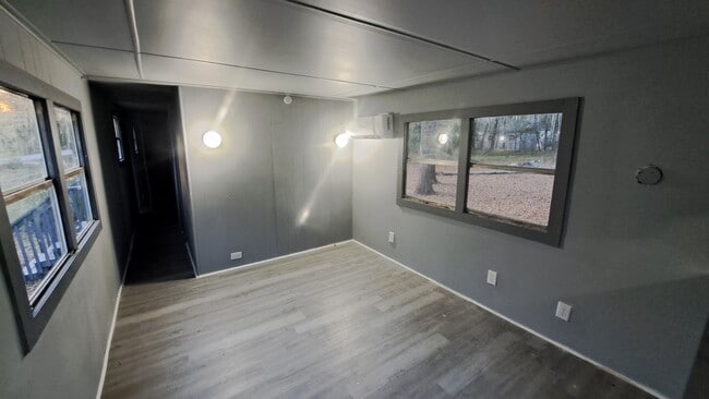 Building Photo - 613 4th St