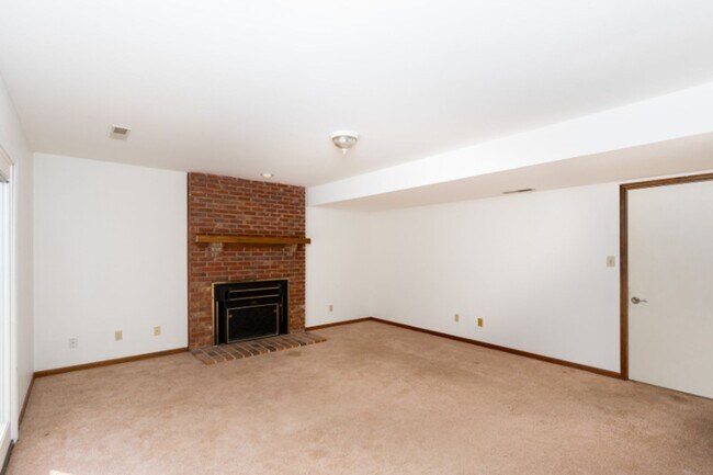 Building Photo - Fantastic Location! Close to MKT & Twin Lakes! 3BR/2.5BA/2000sqft., 2-Car Garage, Large Fenced Ya...