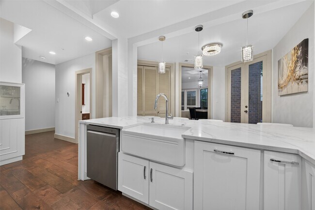 Building Photo - 6000 Sugar Hill Dr