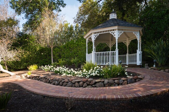 Building Photo - 10 Meadow Ln