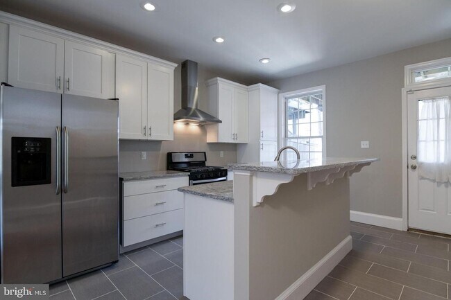 Building Photo - Charming 2 Bedroom/2.5 Bathroom Townhome in Patterson Neighborhood, MD!