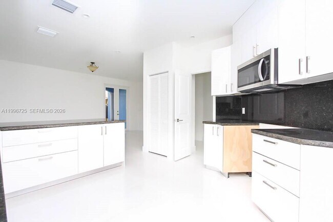 Building Photo - 15631 SW 11th Terrace