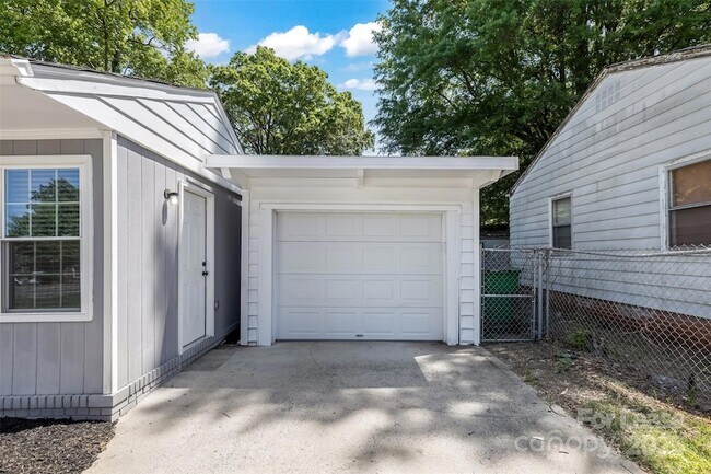 Building Photo - 2237 Ashley Rd