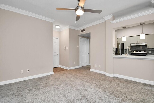Building Photo - 3225 Woodland Park Dr