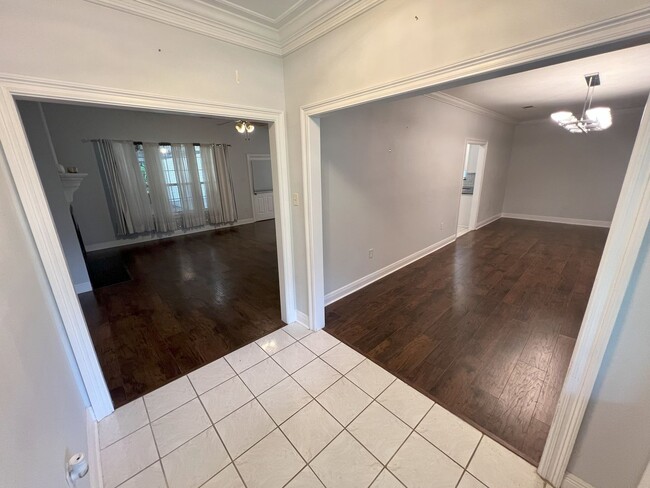 Building Photo - Newly remodeled, 4 bedroom, 2.5 bathroom h...