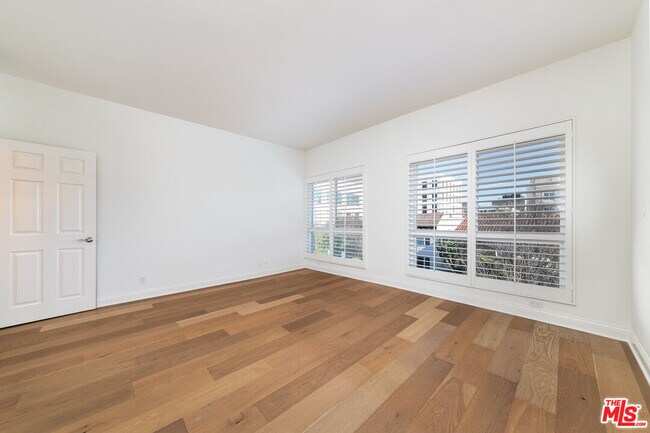 Building Photo - 125 S Elm Dr