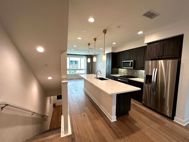 Building Photo - Fantastic 3 Story Townhome - 2 bedrooms - ...
