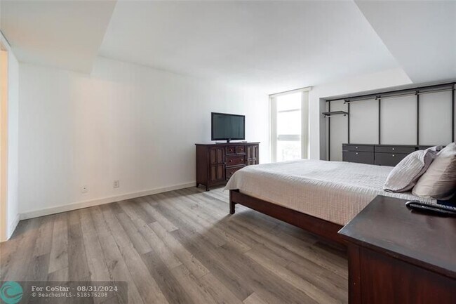 Building Photo - 1370 S Ocean Blvd